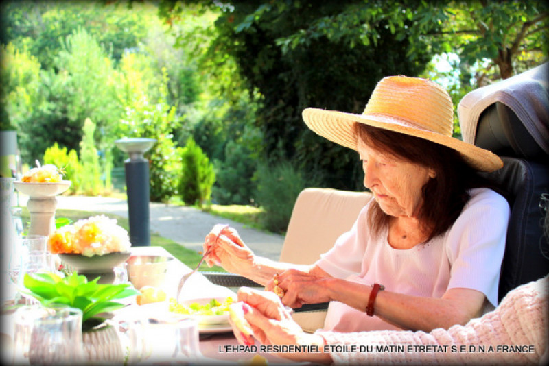 REPAS SUR LA TERRASSE DE LA RÉSIDENCE