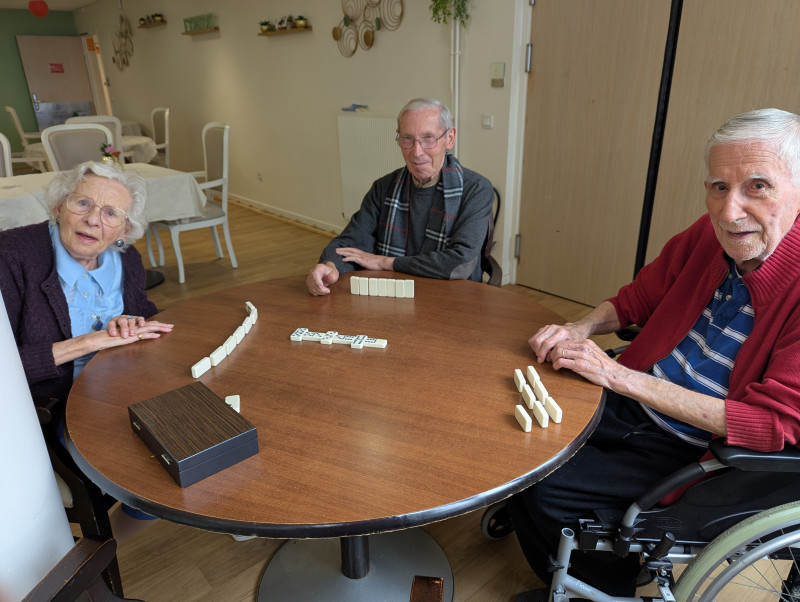 Lorsque les résidents se réunissent  autour du domino chaque après-midi