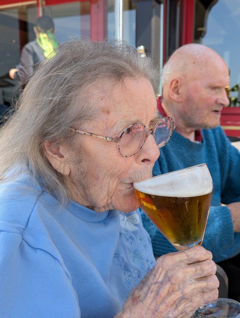 «Terrasse ensoleillée et conversations animées»