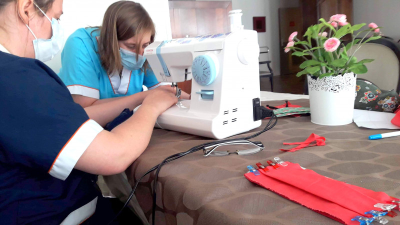 UN ATELIER DE COUTURE POUR CONFECTIONNER  DES « MASQUES BARRIERE »