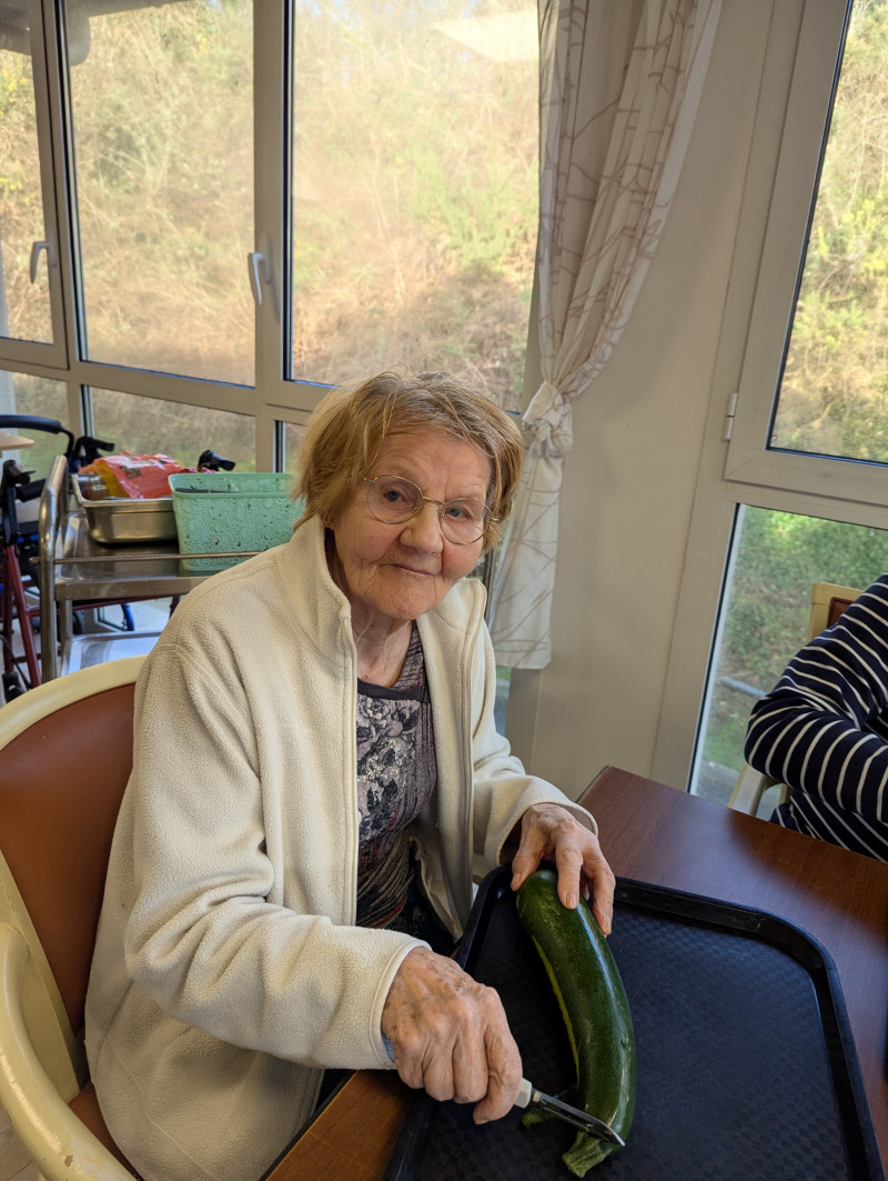 ANIMATION À L'UNITÉ PROTÉGÉE EN JANVIER :🥕 Ateliers épluchage avec Carine : utilité et partage