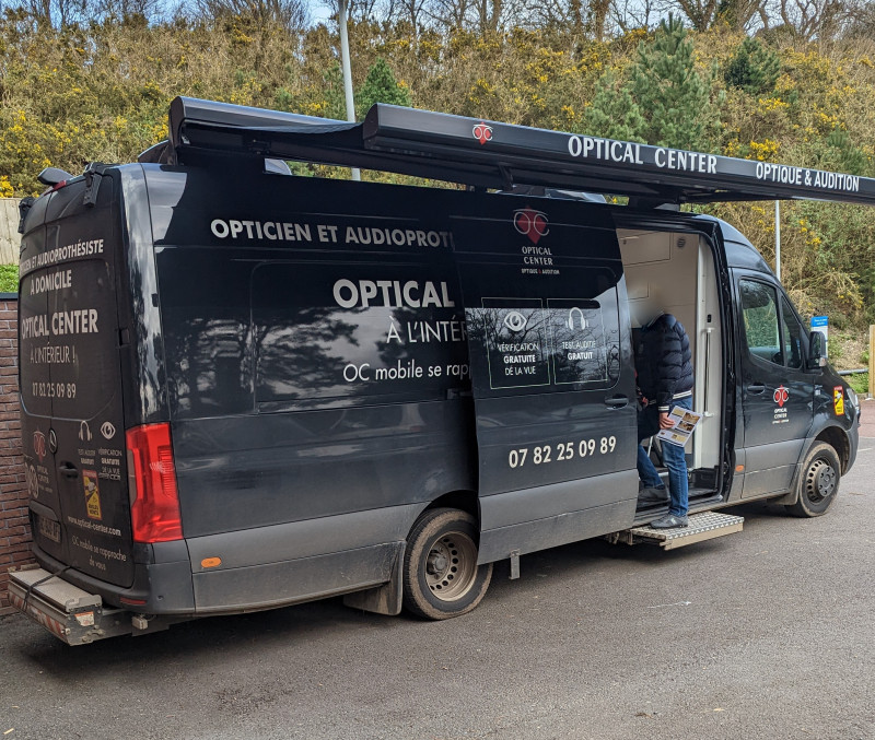 CAMION MOBILE D'OPTICAL CENTER  à la Résidence Étoile du Matin   Un Service de Qualité Accessible à Tous