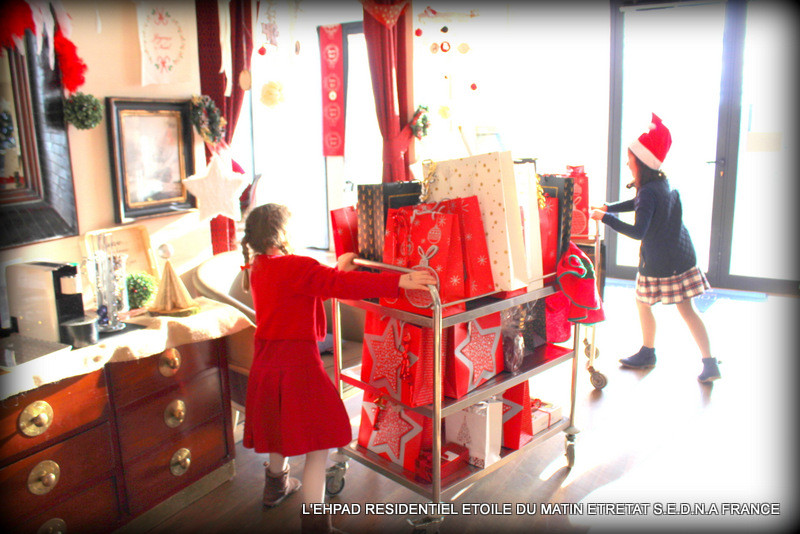 REPAS ET DISTRIBUTION DES CADEAUX DE NOËL A LA RÉSIDENCE