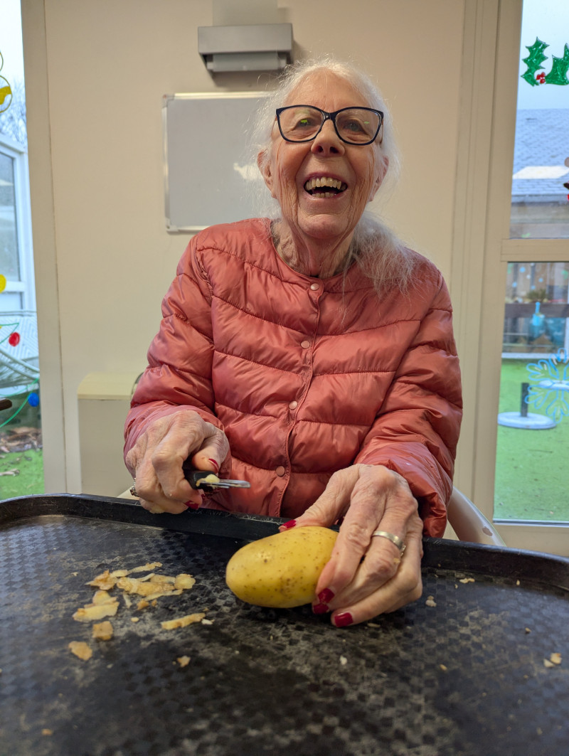 ANIMATION À L'UNITÉ PROTÉGÉE EN JANVIER :🥕 Ateliers épluchage avec Carine : utilité et partage