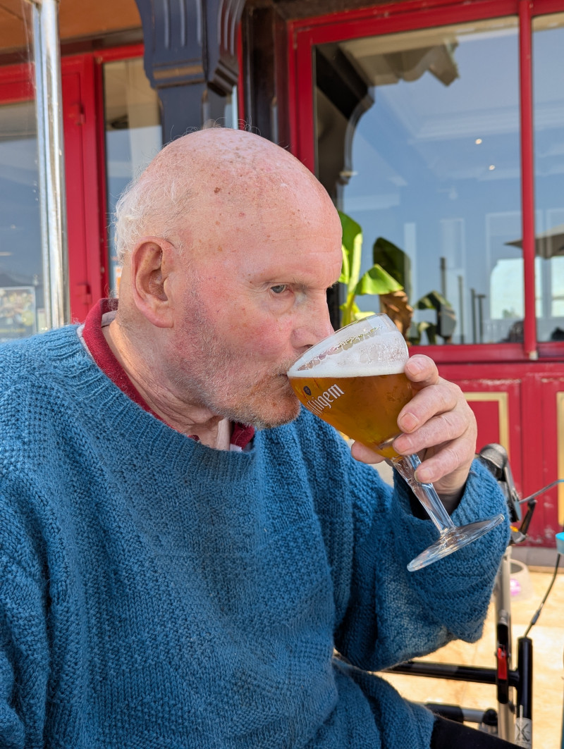 «Terrasse ensoleillée et conversations animées»