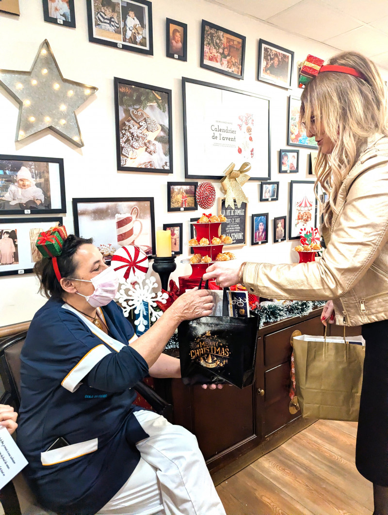 Cadeaux, Sourires et Convivialité : le Petit-Déjeuner de Noël