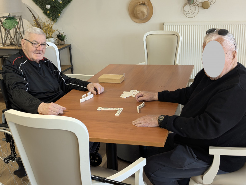 LORSQUE LES RÉSIDENTS SE RÉUNISSENT  AUTOUR DU DOMINO CHAQUE APRÈS-MIDI