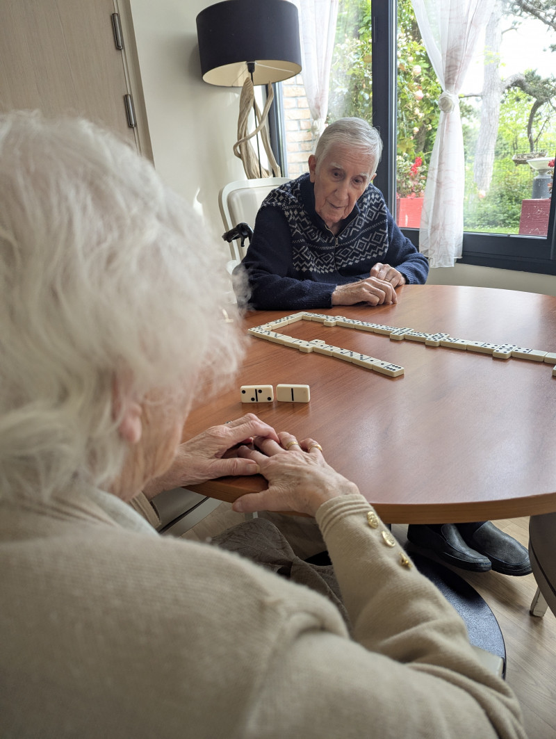 LORSQUE LES RÉSIDENTS SE RÉUNISSENT  AUTOUR DU DOMINO CHAQUE APRÈS-MIDI
