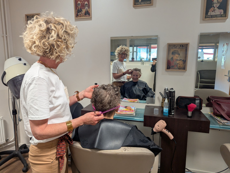 Un service de coiffure qui fait la différence dans notre résidence : Véronique, une professionnelle dédiée au bien-être de nos résidents