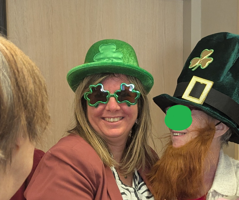 Une ambiance chaleureuse à l’unité protégée pour la Saint-Patrick