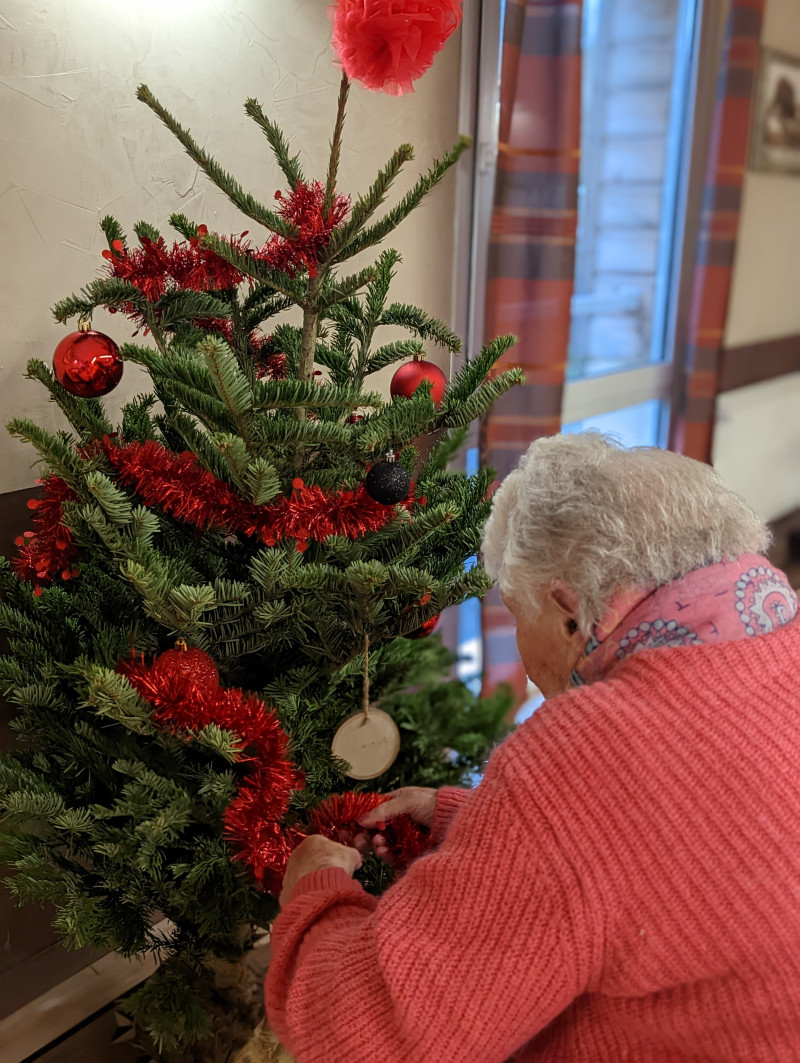 DES MATIN ÉTINCELANT DE SOLIDARITÉ :  Fin des Décorations à la Résidence