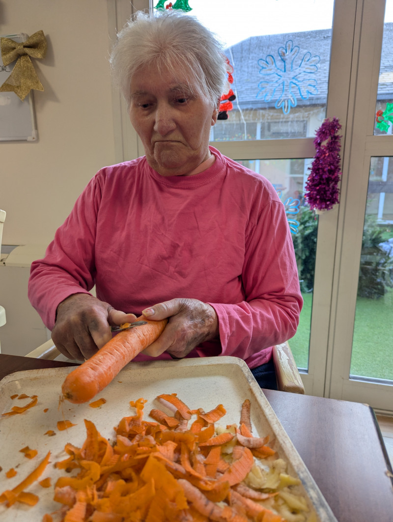 ANIMATION À L'UNITÉ PROTÉGÉE EN DECEMBRE🥕 Ateliers épluchage avec Carine : utilité et partage