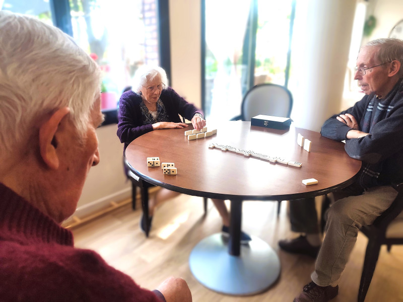 Lorsque les résidents se réunissent  autour du domino chaque après-midi