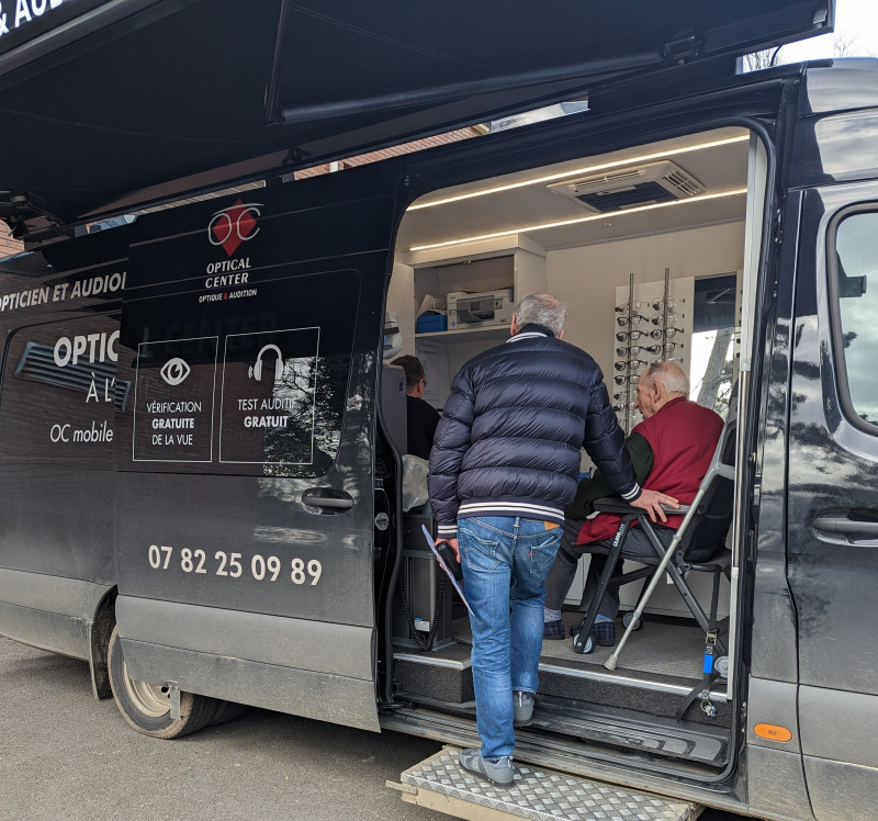 CAMION MOBILE D'OPTICAL CENTER  à la Résidence Étoile du Matin   Un Service de Qualité Accessible à Tous