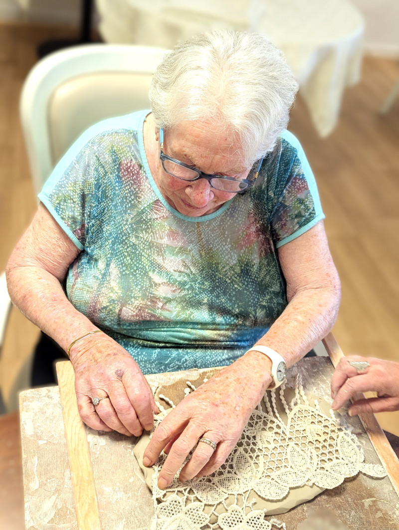 De la dentelle à l'argile : une création personnalisée