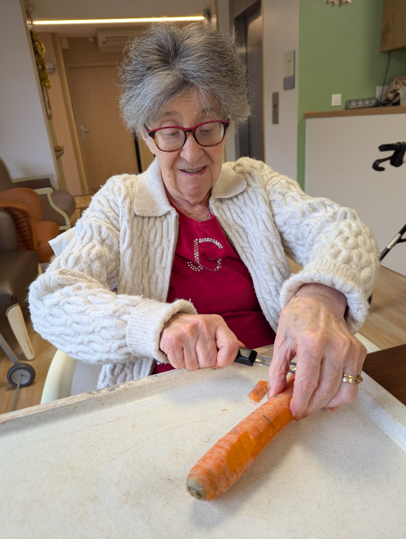 ANIMATION À L'UNITÉ PROTÉGÉE EN DECEMBRE🥕 Ateliers épluchage avec Carine : utilité et partage